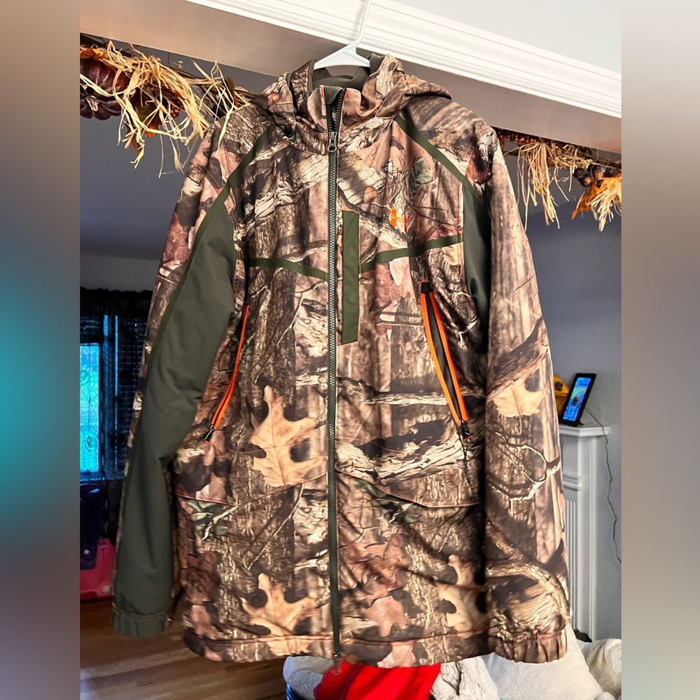 Under Armour Hunting Jacket, Men’s Large. excellent condition.